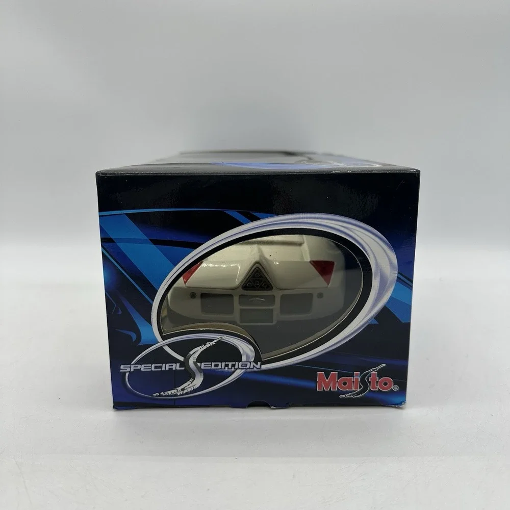 2005 Maisto 31827 Special Edition Ford GT90 White 1:18 Scale Die-Cast Metal Car
